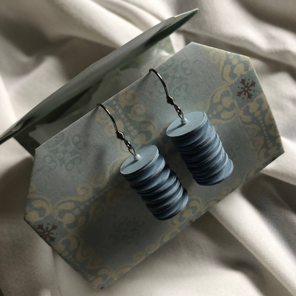 Handgefertigte Ohrringe aus Papier in rauchblau