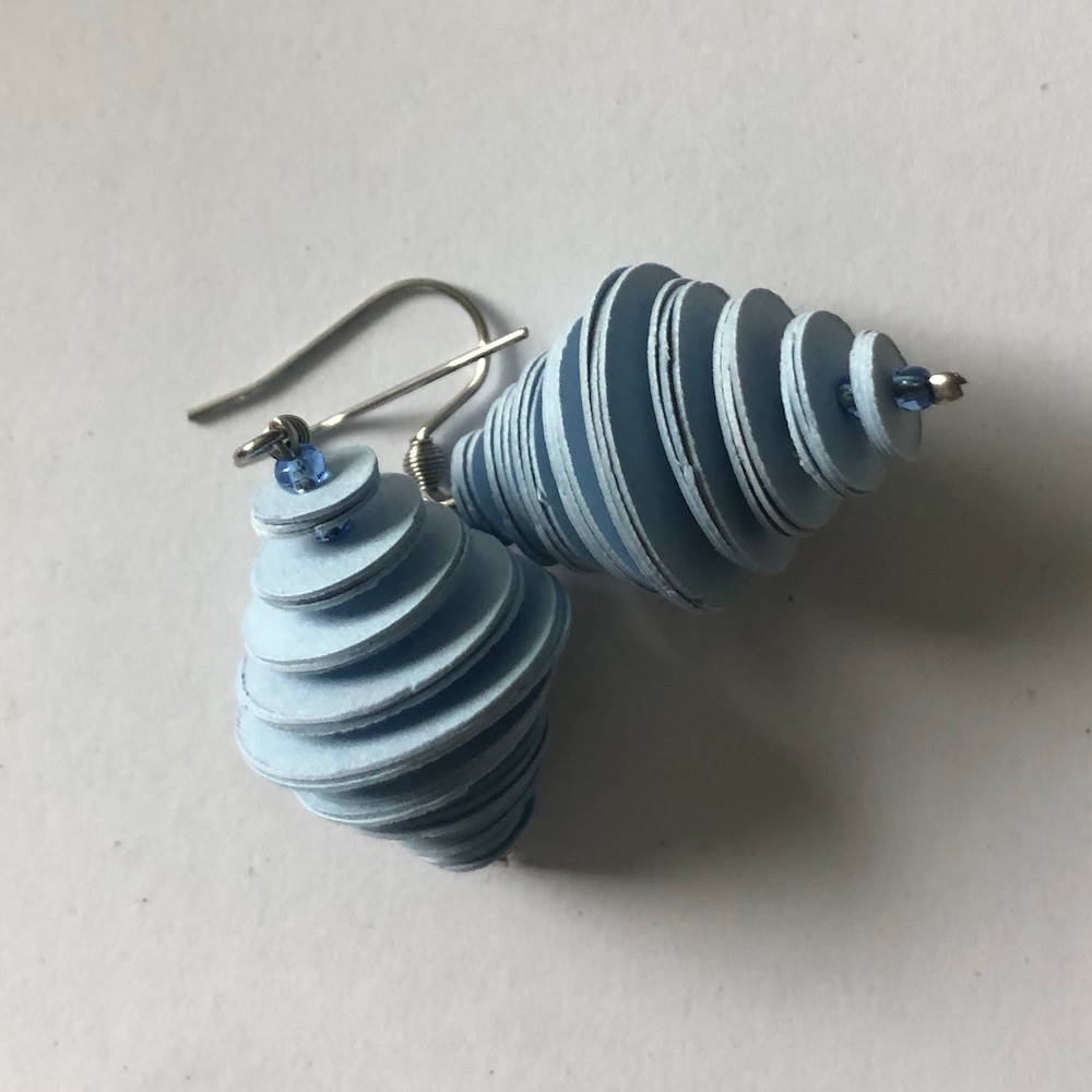 Handgefertigte Ohrringe aus Papier in hellblau